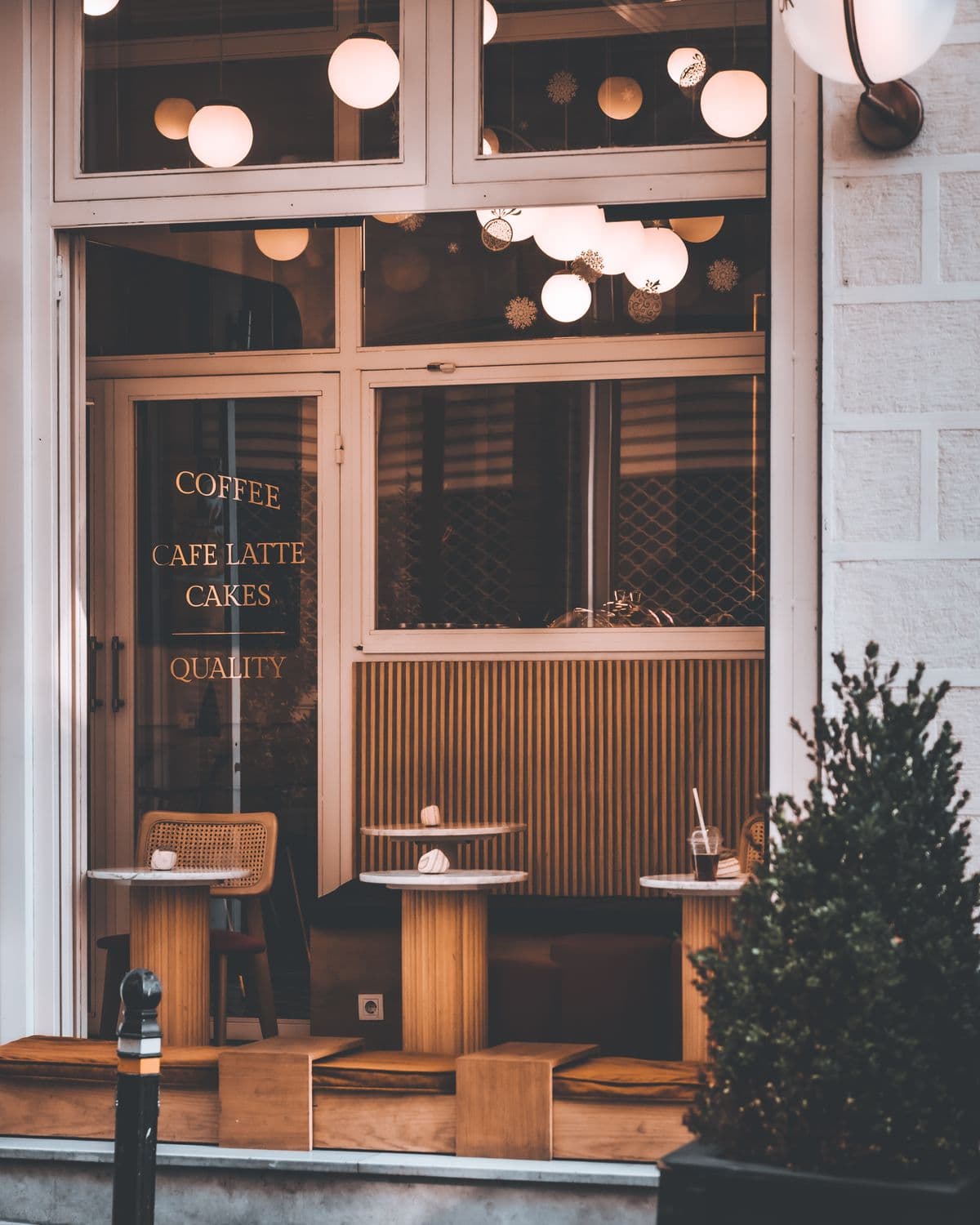 Fachada de una cafetería con las luces encendidas